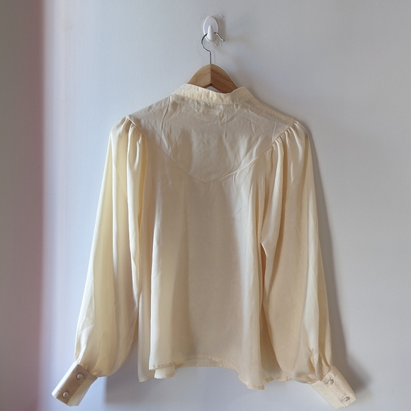 Cream blouse with puffy sleeves - Picture 5 of 6